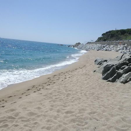 White Stones Beach In Sant Pol De Mar Esterno foto