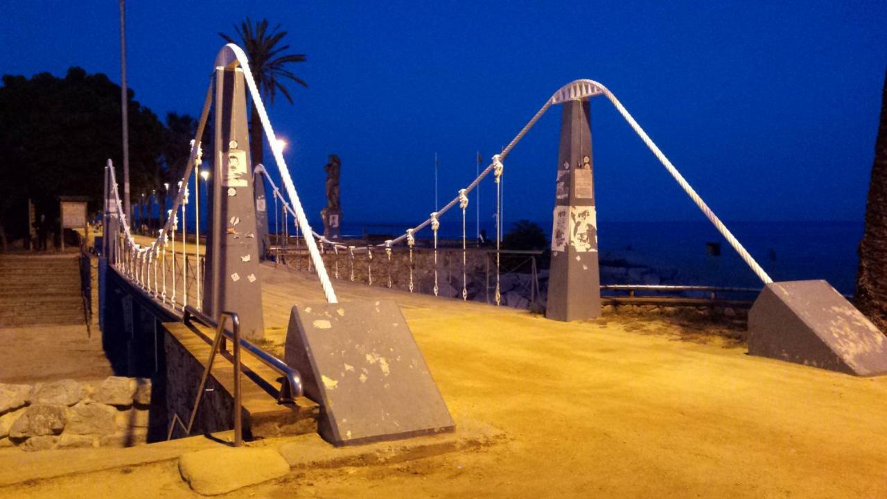 White Stones Beach In Sant Pol De Mar Esterno foto